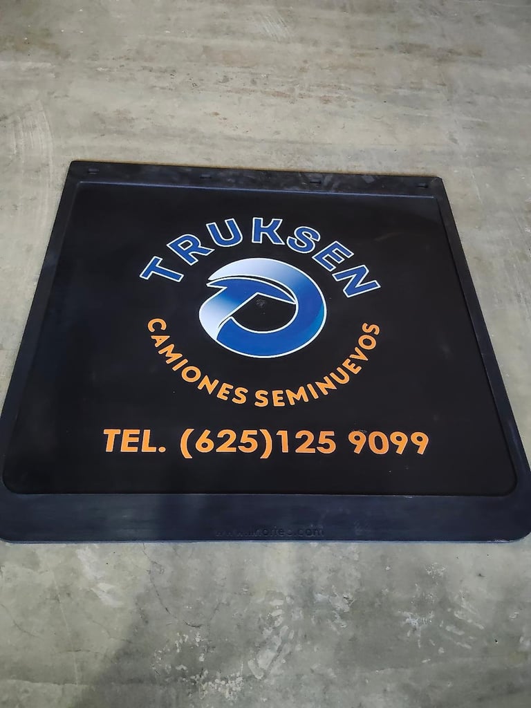 Black floor mat with Truksen logo and text reading Camiones Seminuevos and phone number (625)125-9099